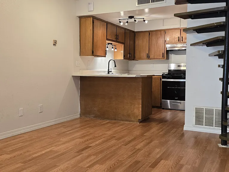 Updated 2 Story - 1 Bed UNM Town Home Apt.l w/ Balcony & Yard — Photo 15