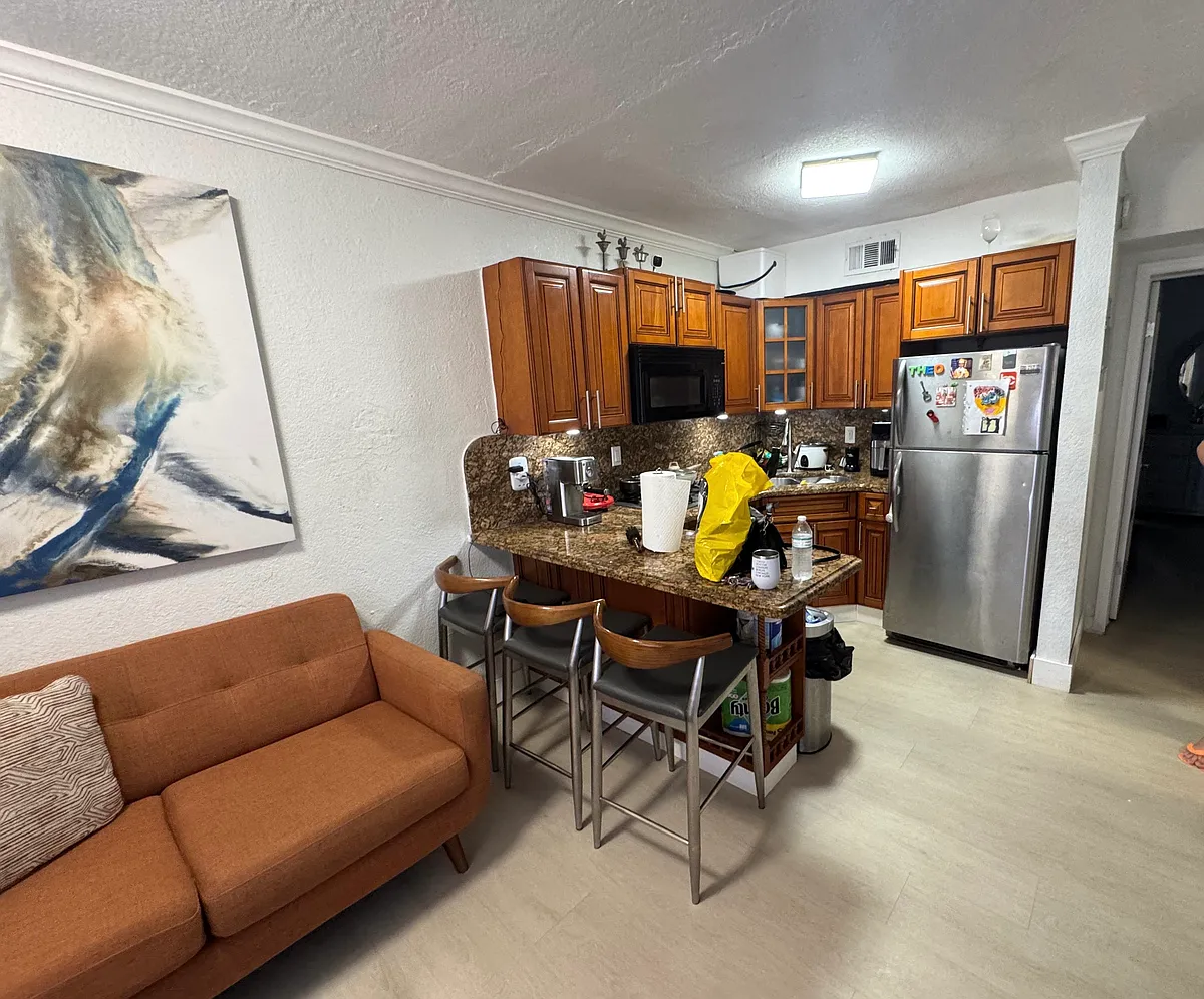 Building Photo - 1330 W 54th St #301
