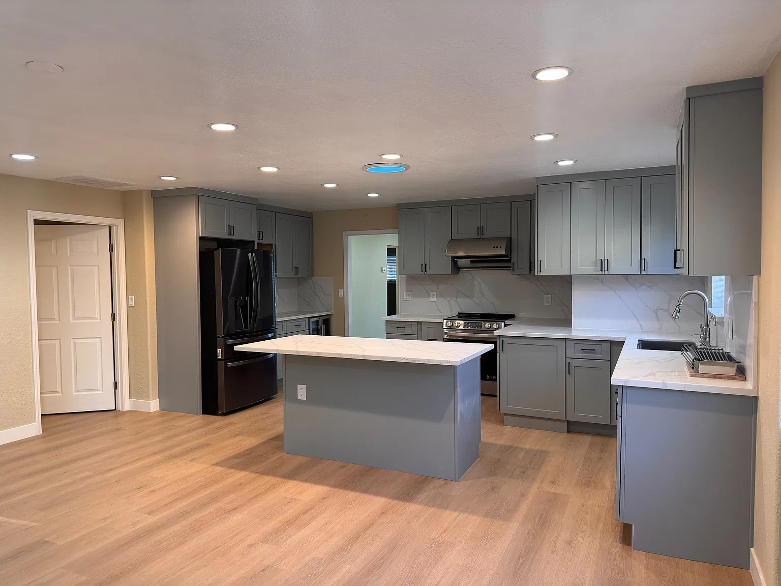 4 bed, 1914 sqft, $4,500 — Photo 2