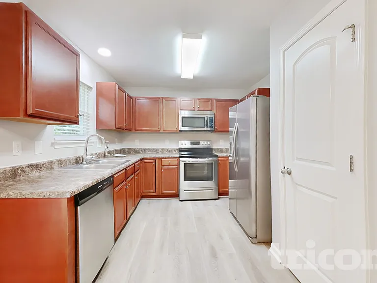 427 Randolph Dr — Photo 6