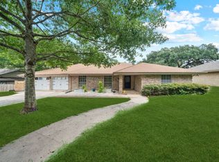 6015 Windhaven Dr, Windcrest, TX 78239