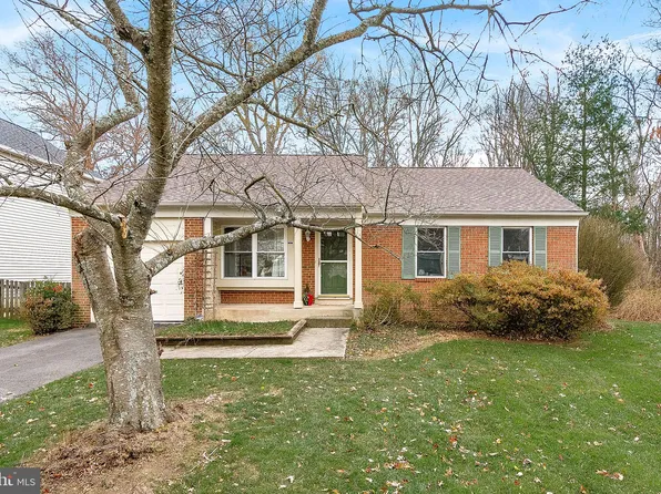 26 Bedford Dr, Sterling, VA 20165