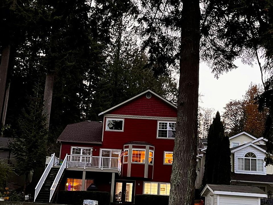 3 story house. This rental is for ground/1st floor