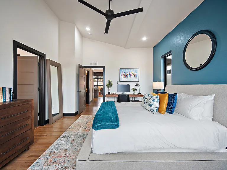 +2nd floor
+Primary bedroom
+King bed
+Attached bathroom
+Walk-in closet