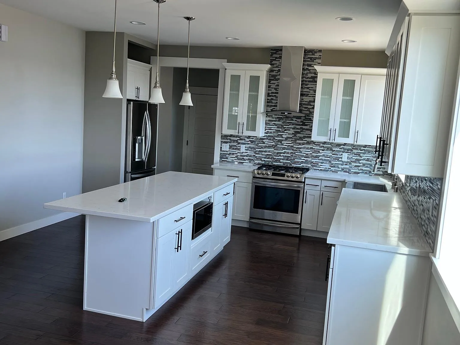 4 bed, 3.5 bath, 3800 sqft, $4,690 — Photo 4