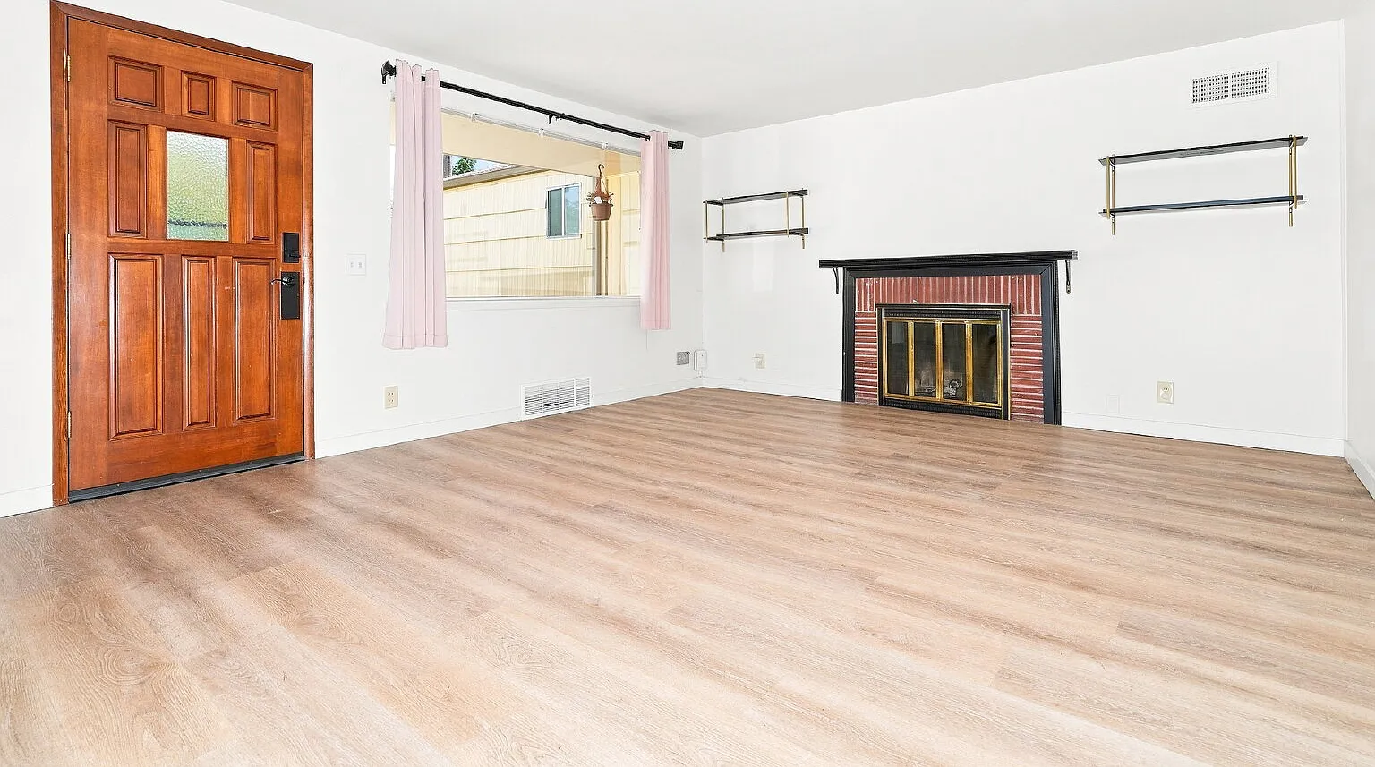 Charming Shoreline Rambler With Large Backyard & Garage- Available Now- For Rent — Photo 3