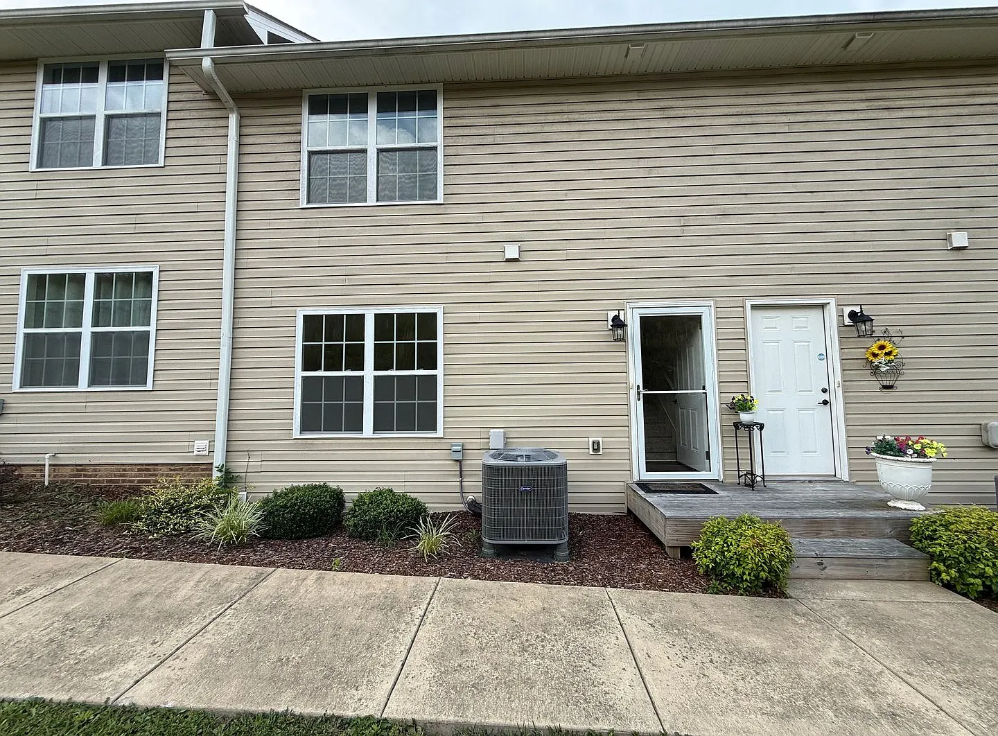 Tri level 2 bed, 2.5 bath Condo! Lakeridge School District. — Photo 3