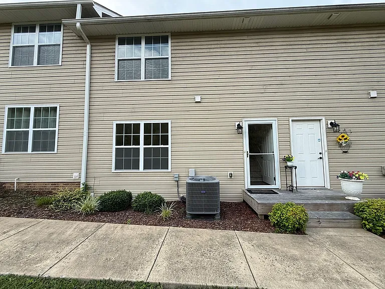 704 Grays Pointe Ct #39 — Photo 3