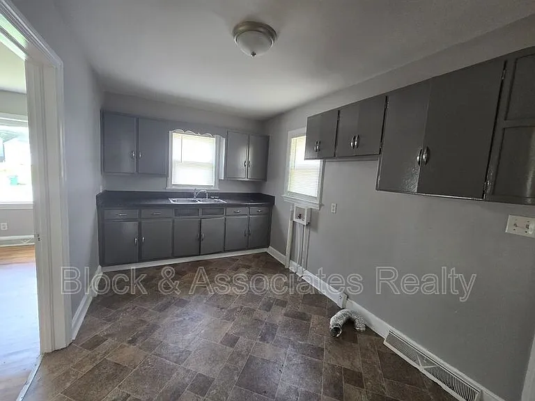 1034 E Lexington Ave — Photo 5