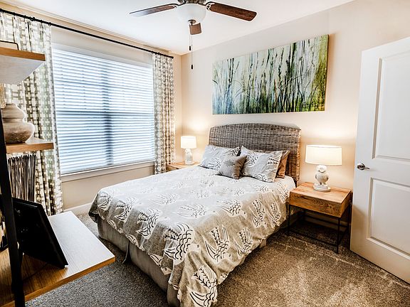 4th image of 221 31st Ave N #1869385