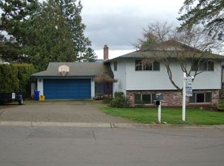7470 Ridge Dr, Gladstone, OR 97027