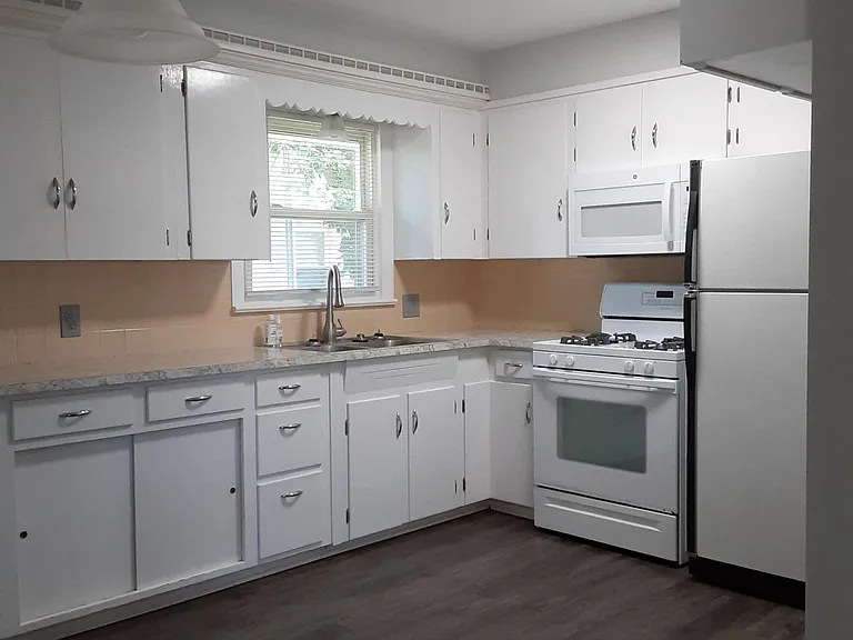 1130 Phelps Ave — Photo 6