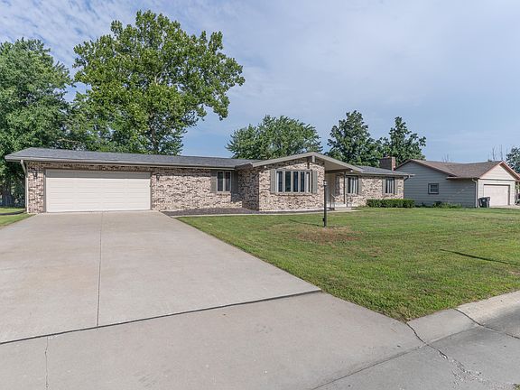 3rd image of 601 Meadowbrook Cir