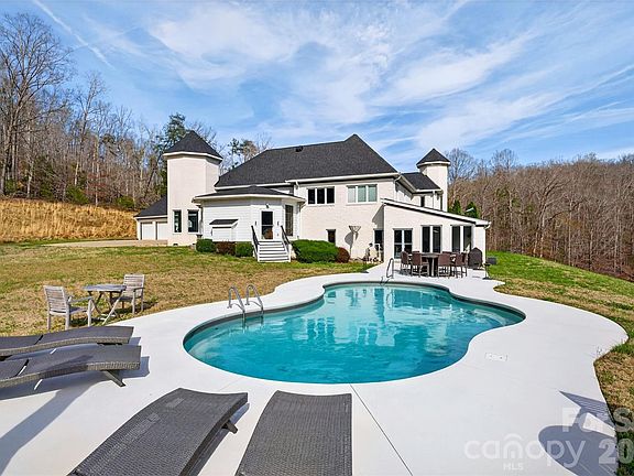 3rd image of 300 Spring Hill Dr