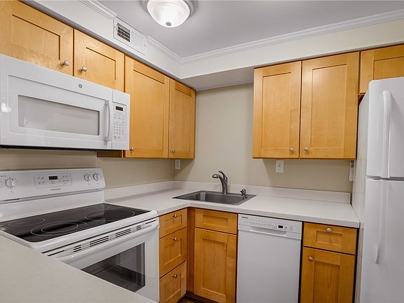 3rd image of 507 Hunters Path Rd APT 12