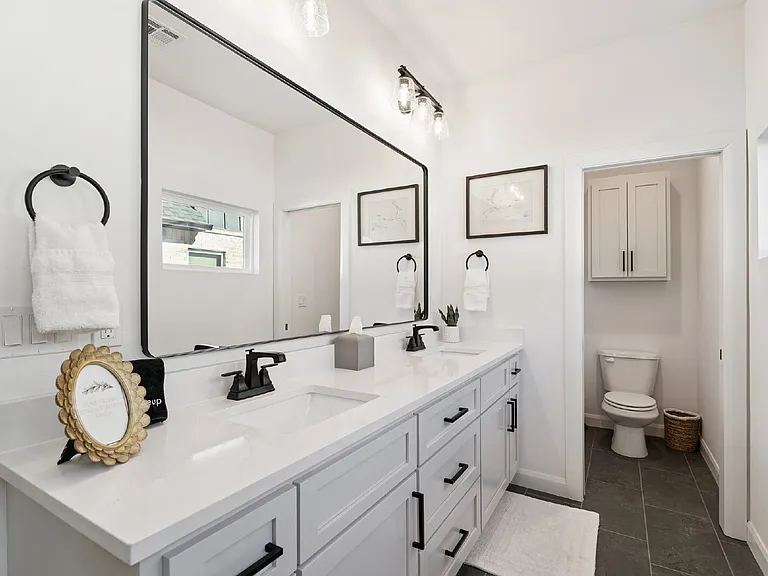 2410 W Charleston St — Photo 38