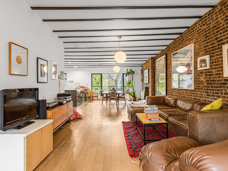 1st image of 209 Calyer St #2