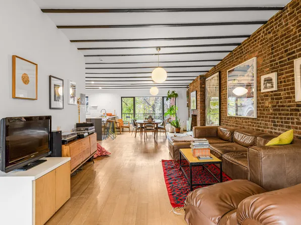 209 Calyer Street image 1 of 17