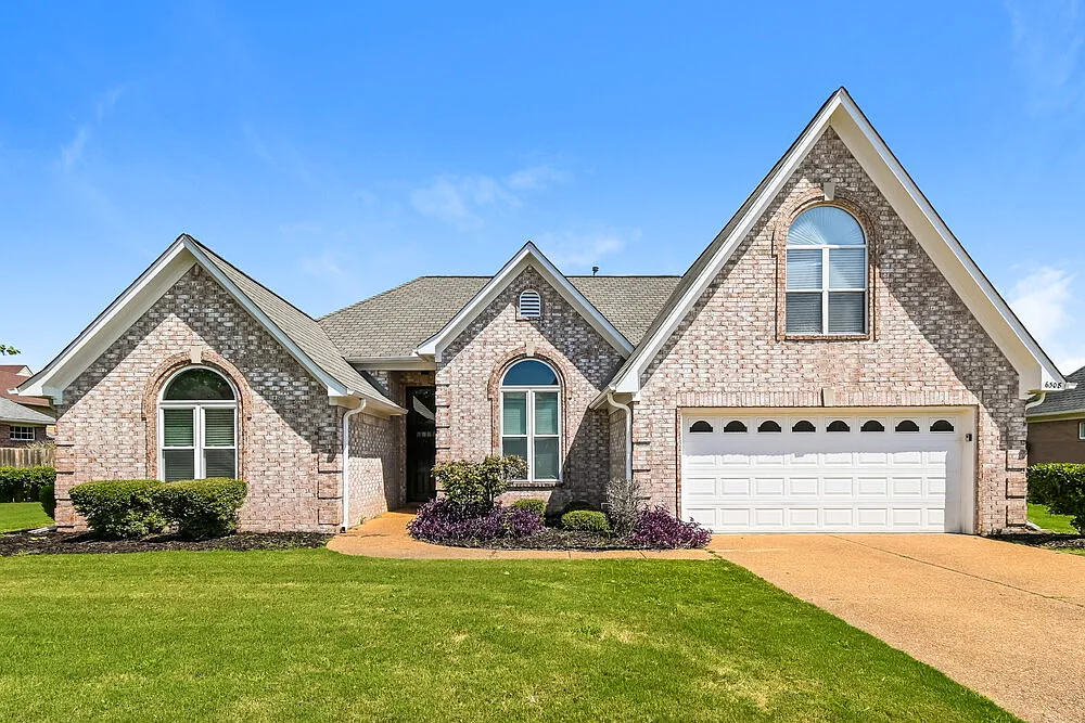 4 bed, 3.0 bath, 2710 sqft, $2,470 — Photo 1