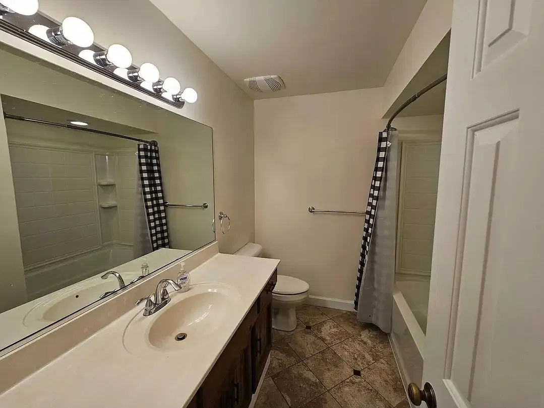 4 bed, 2600 sqft, $3,000 — Photo 4