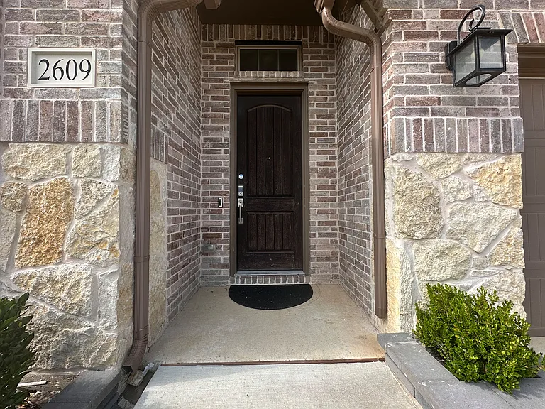 2609 Chevy Chase Dr — Photo 4