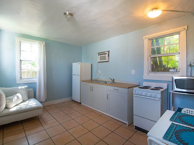 336 SW 18th Ter — Photo 22