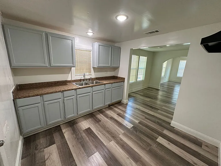 2206 Rockefeller Blvd — Photo 2