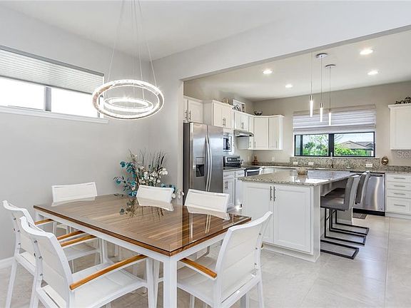 5th image of 13813 Alafaya St