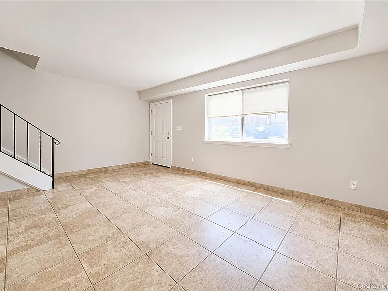 136 Hill Cres — Photo 3