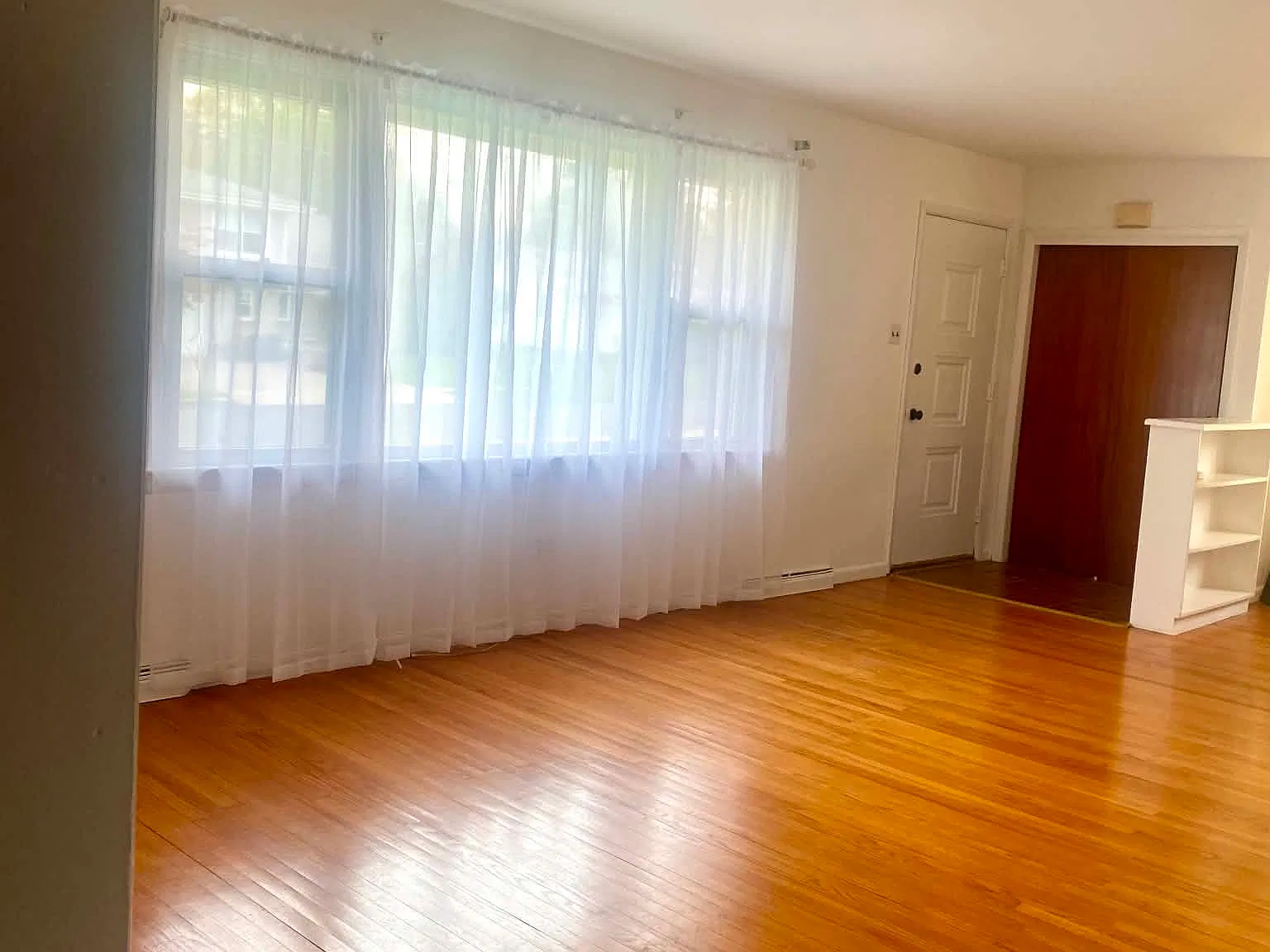 3 bed, 1.5 bath, 1230 sqft, $3,200 — Photo 4