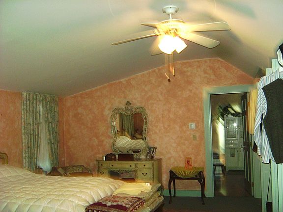 Master w/vaulted ceiling