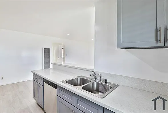 1881 W Jefferson Blvd #204 — Photo 9