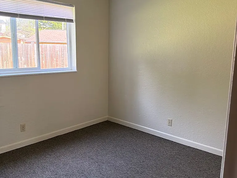 2270 Heather Ln — Photo 3