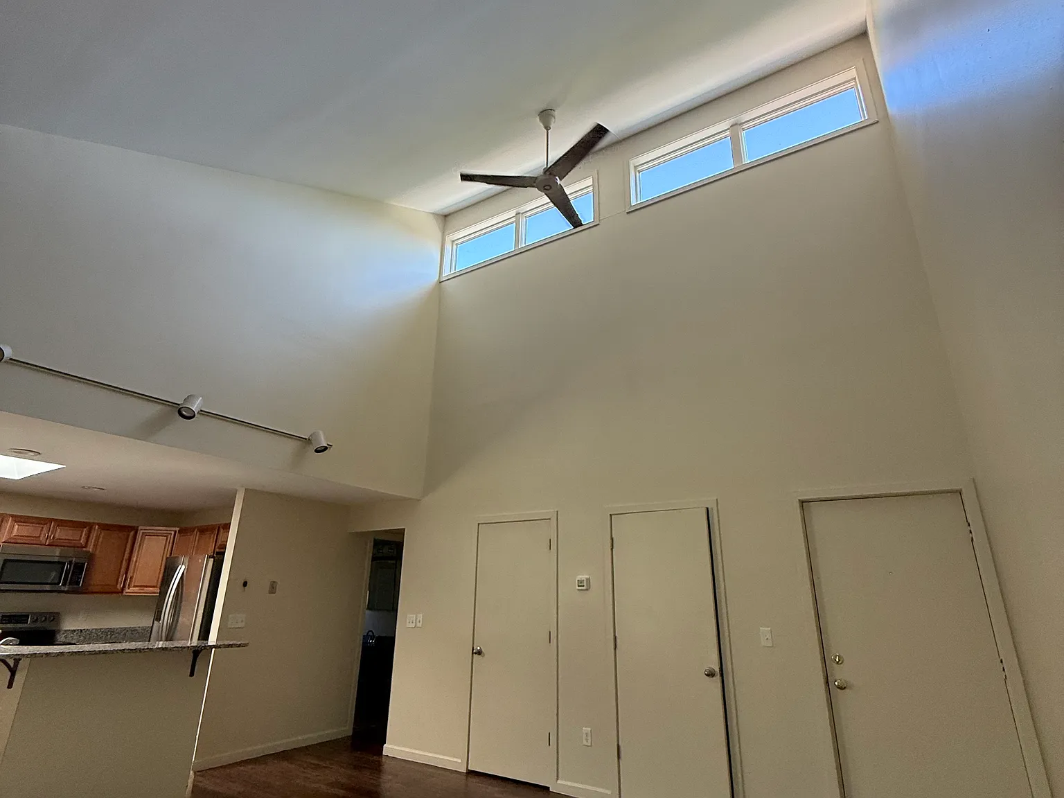 2 bed, 1000 sqft, $2,300 — Photo 2