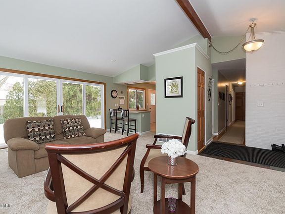 4th image of 949 Boswell Ln