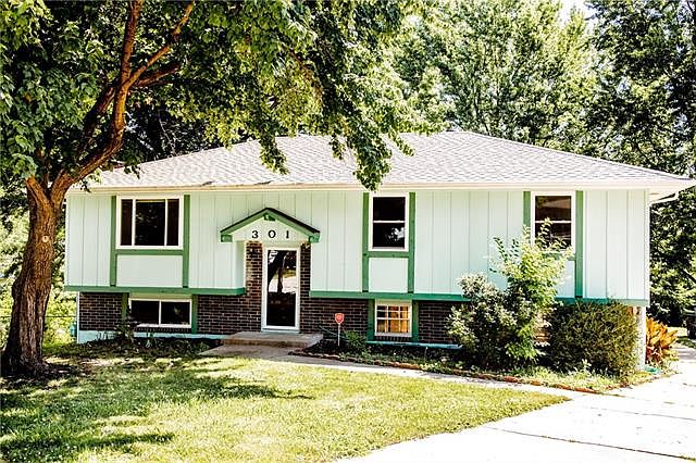 1st image of 301 SW Stonewood Ct