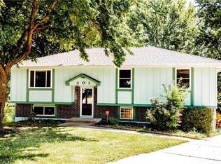 301 SW Stonewood Ct, Blue Springs, MO 64014