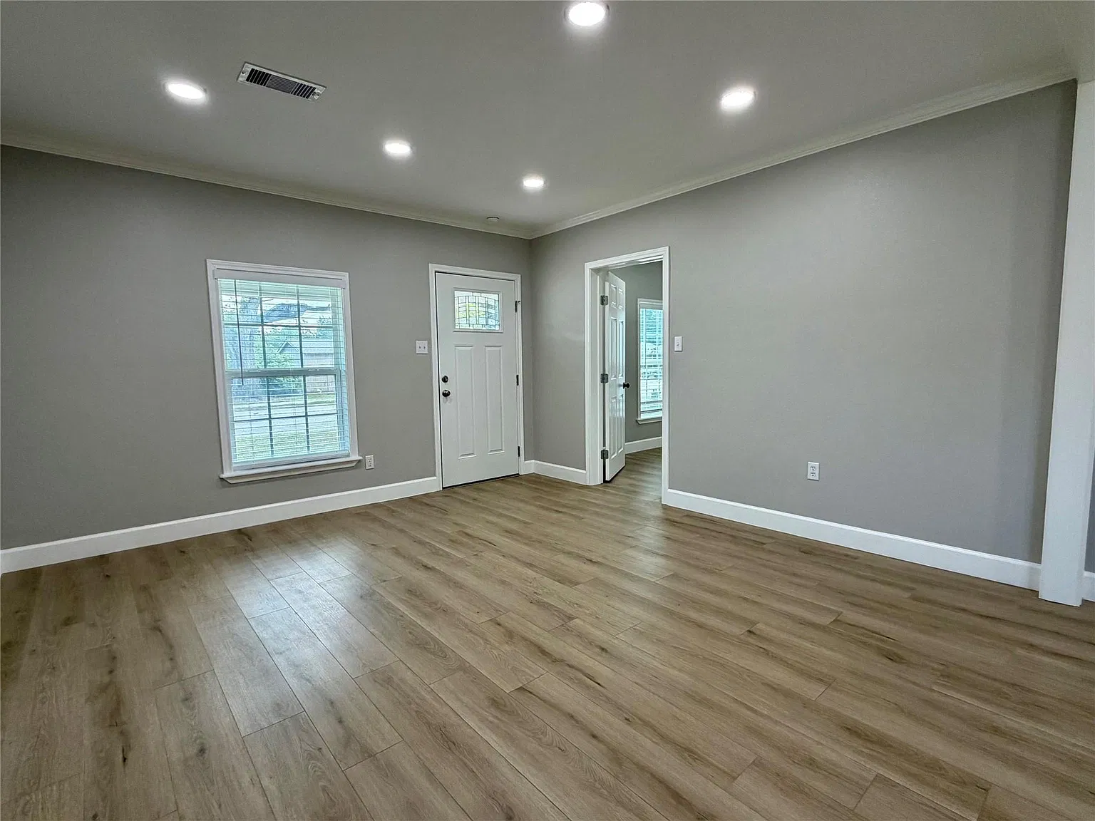 3 bed, 1.0 bath, 1054 sqft, $1,695 — Photo 2