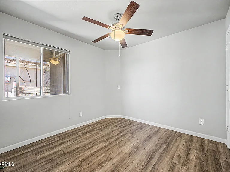 1119 E Pontiac Dr — Photo 15