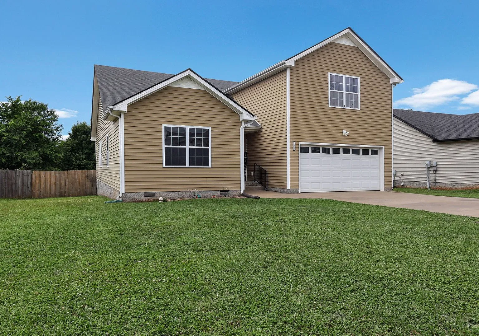 Pet Friendly Three Bedroom with Bonus! — Photo 4