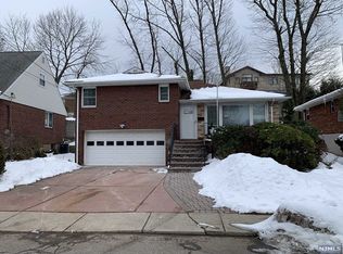 1050 Harvard Pl, Fort Lee, NJ 07024