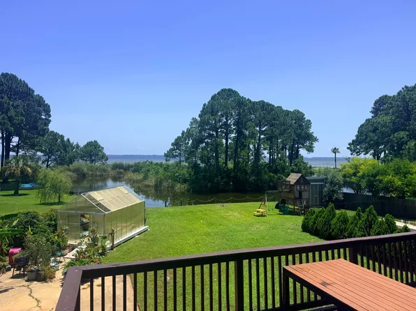 37 Country Club Rd, Shalimar, FL 32579
