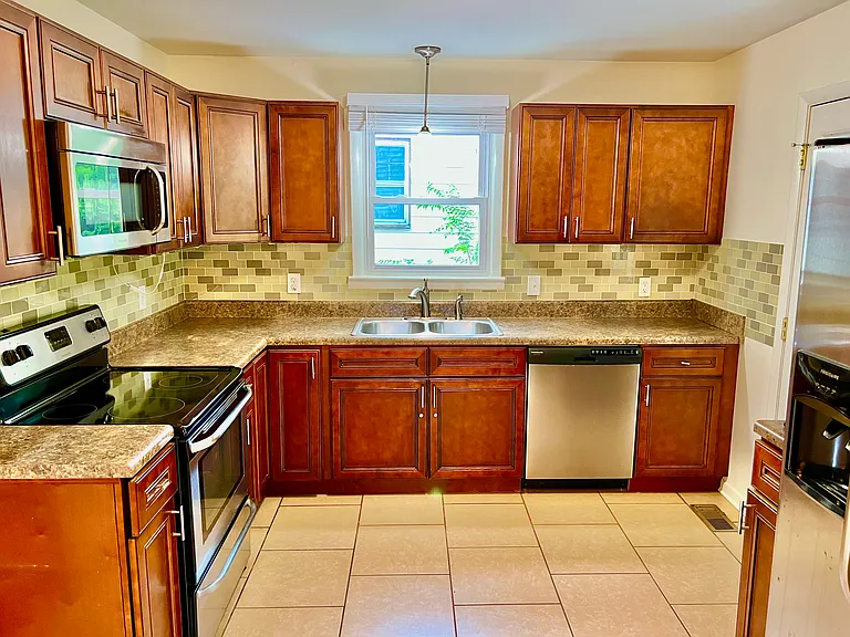 1003 Davidson St — Photo 2