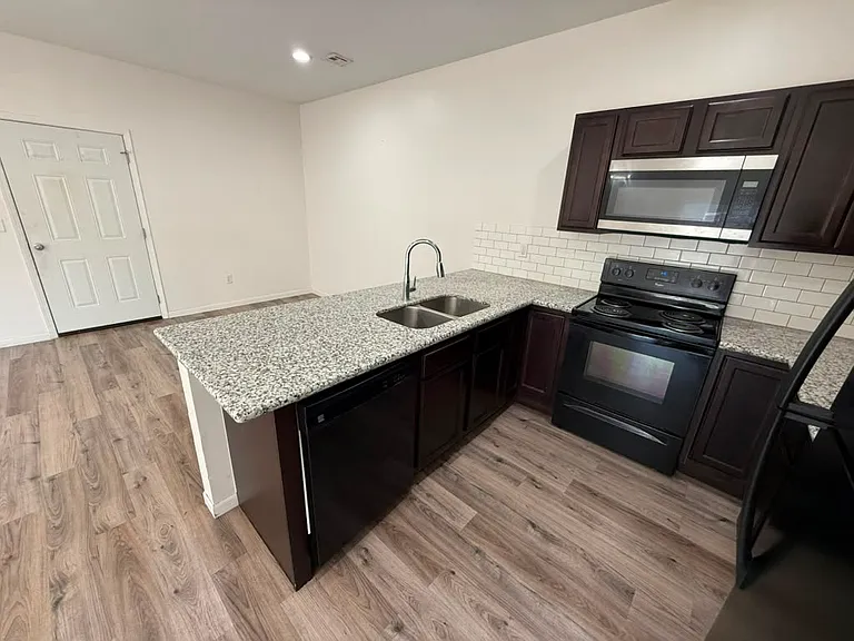 5617 N Lycee Ct — Photo 4
