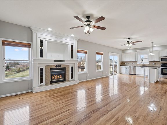 3rd image of 518 SW Springfield Dr