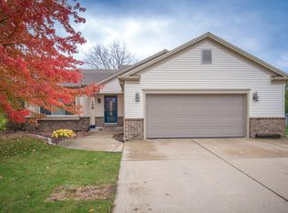 106 Woodlark Ct, Waukesha, WI 53186