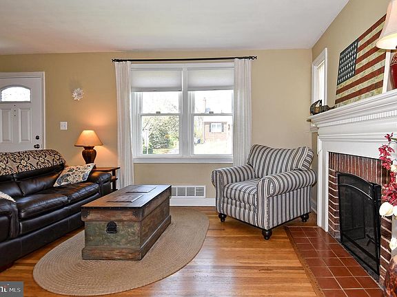 3rd image of 2921 Stuart Dr