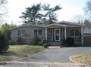 8 Stephen Rd, Bayport, NY 11705