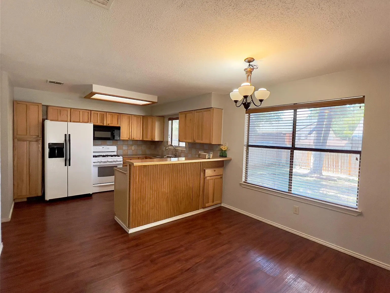 4 bed, 2.5 bath, 1555 sqft, $1,895 — Photo 4