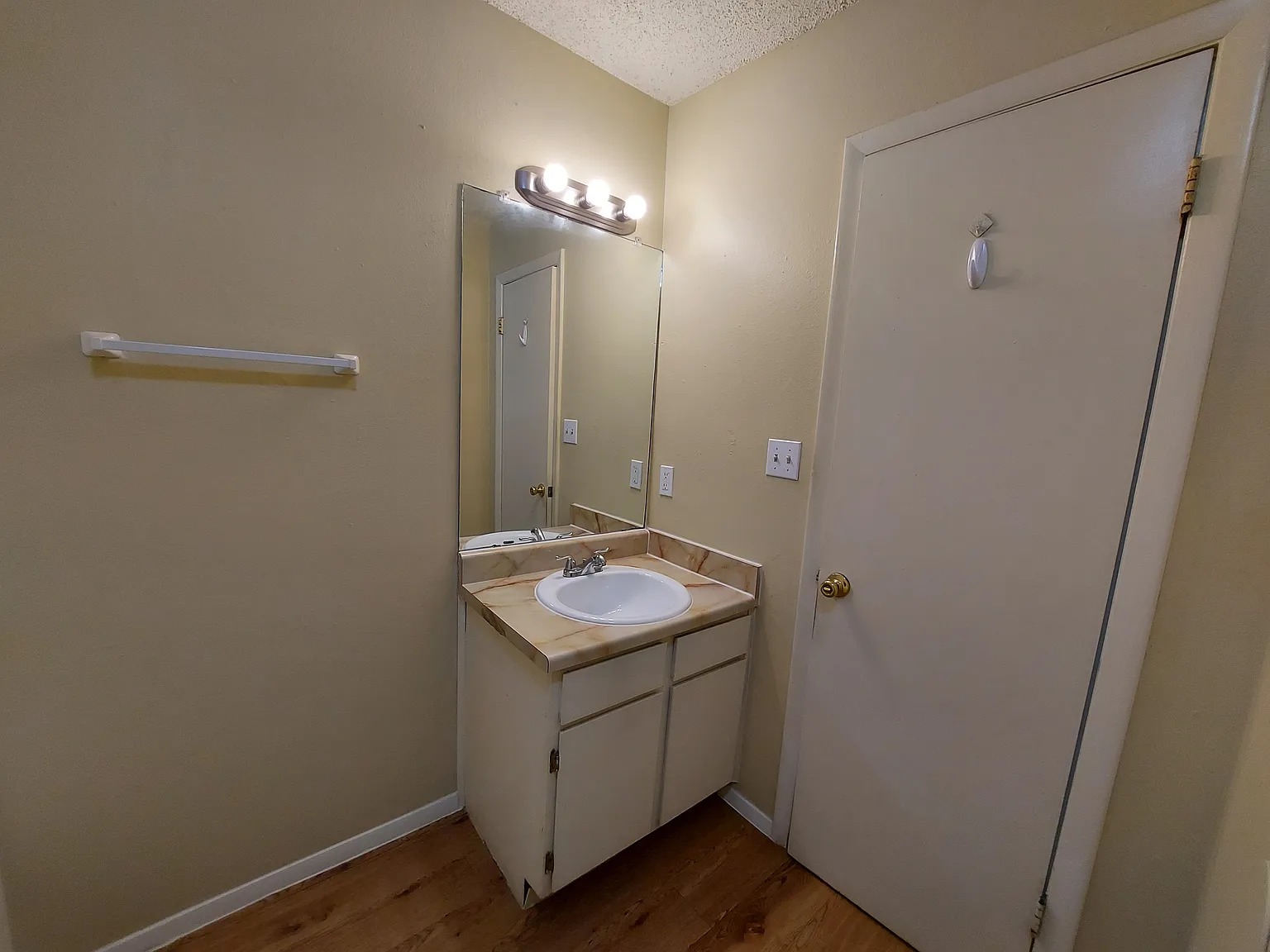 2 bed, $1,100 — Photo 4